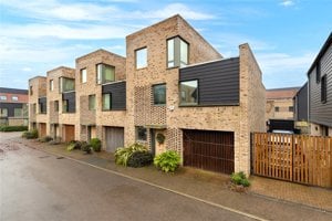 Royal Way, Trumpington picture 1